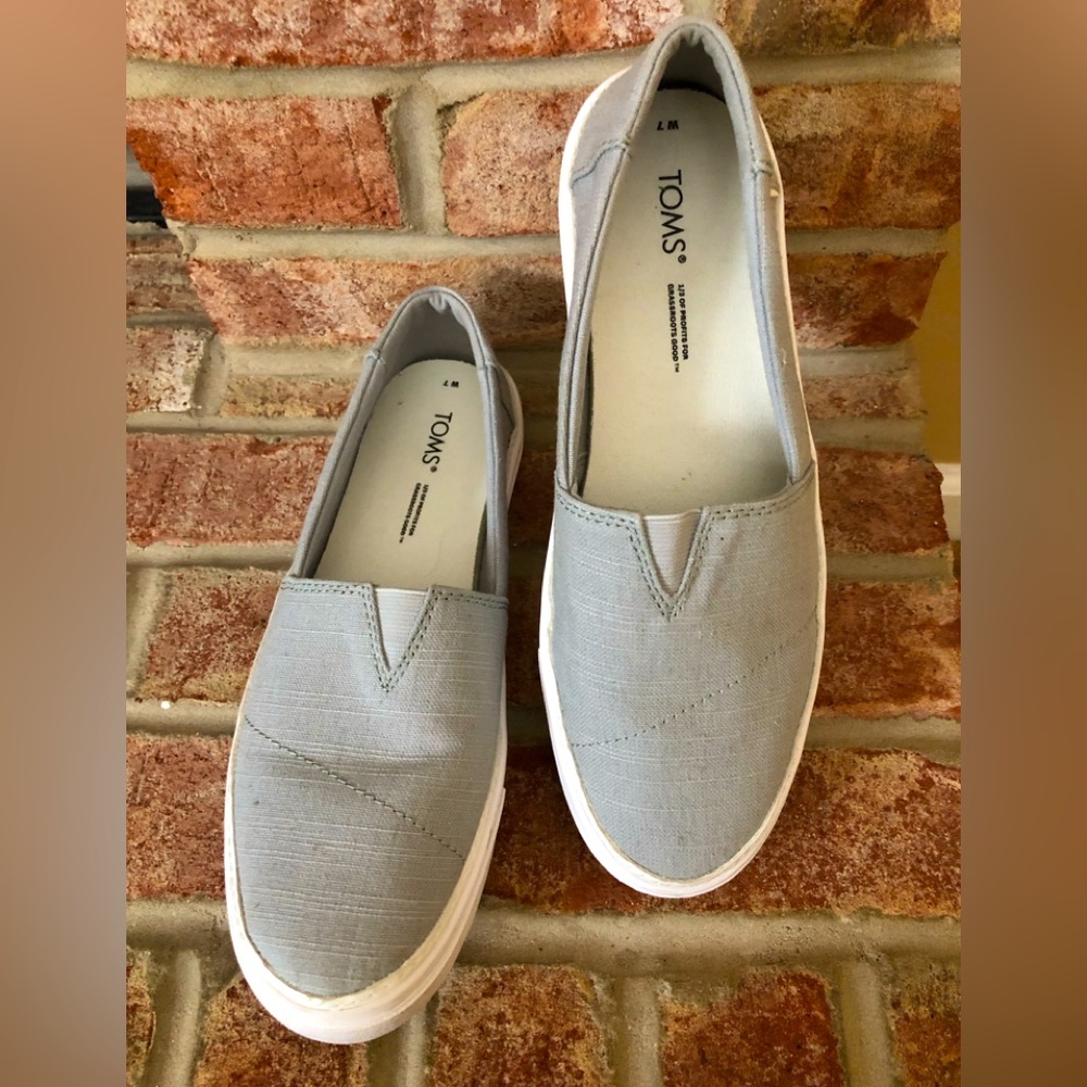 Tom’s light grey loafers